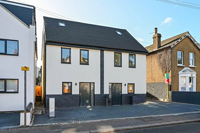 3 Bedroom Semi Detached House For Sale In Victoria Road, New Barnet, EN4