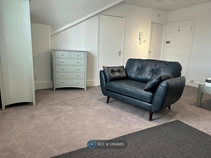 Studio To Rent In Allfarthing Lane, London, SW18