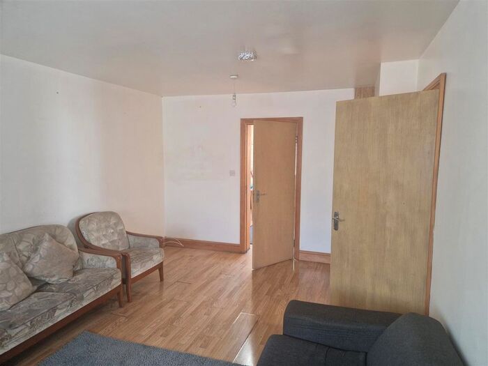 5 Bedroom Property To Rent In Heathway, The Common, Southall, UB2