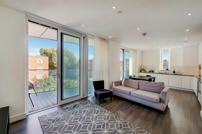 3 Bedroom Flat To Rent In Hebden Place, London, SW8