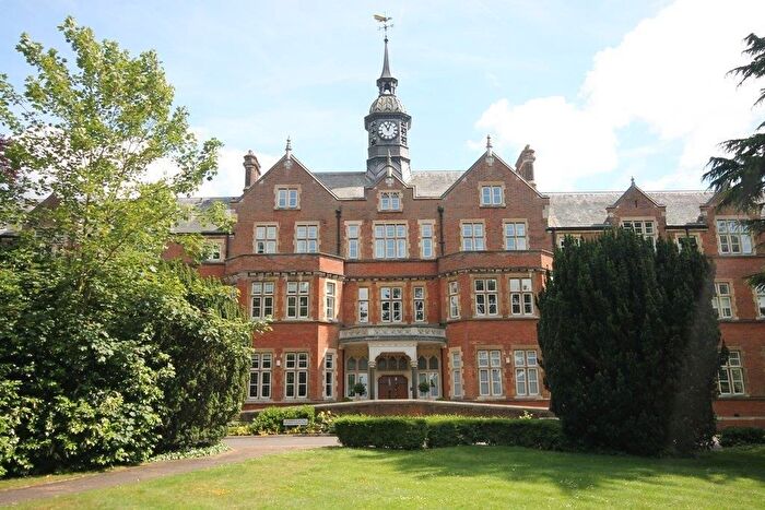 2 Bedroom Flat To Rent In Lavender Close, Leatherhead, KT22