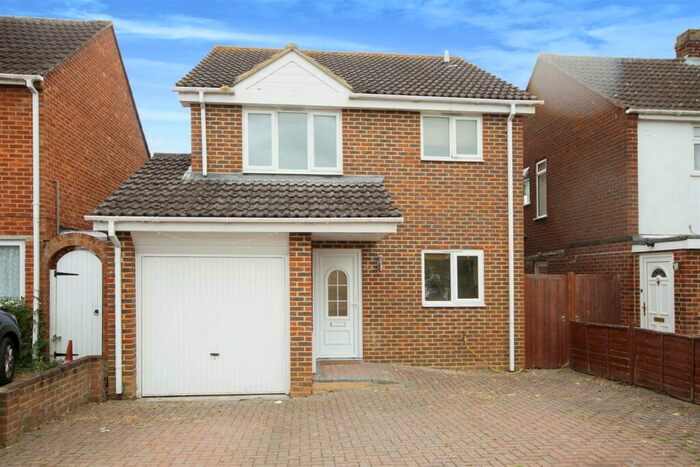 3 Bedroom Detached House To Rent In Hilltop Road, Twyford, Reading, RG10