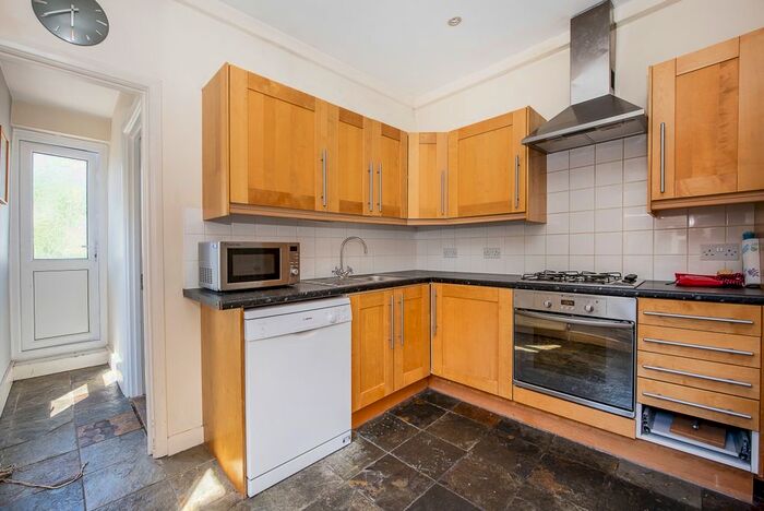 3 Bedroom Maisonette To Rent In Garratt Lane, London, SW18