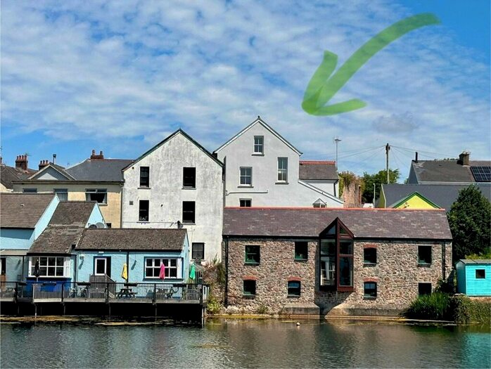 2 Bedroom Flat To Rent In The Green, Pembroke, Pembrokeshire, SA71