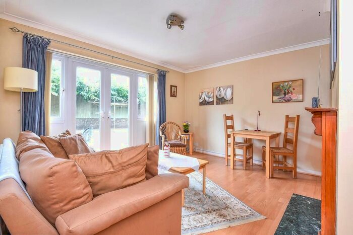 1 Bedroom Flat To Rent In Magnolia Court, Kew, TW9