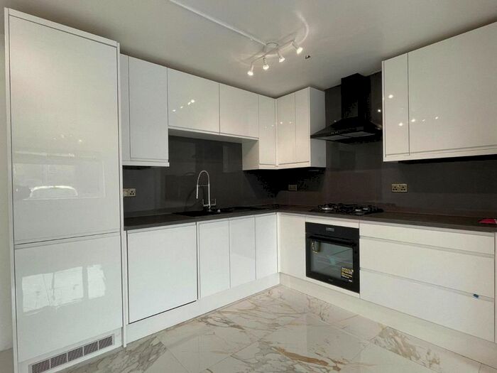 2 Bedroom Flat To Rent In Heronslea, Garston, Watford, WD25