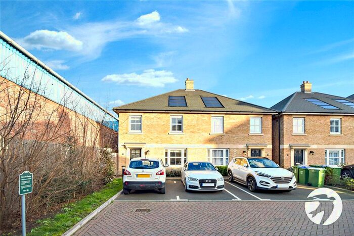 3 Bedroom Semi-Detached House To Rent In Rainbow Road, Erith, Kent, DA8