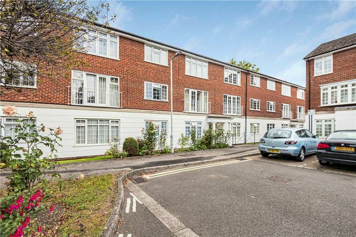 2 Bedroom Flat To Rent In Lammas Court, Windsor, Berkshire, SL4