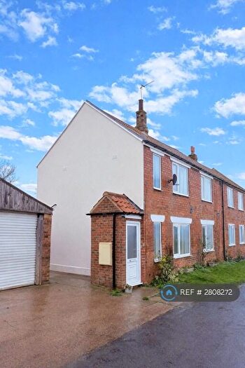 3 Bedroom Semi Detached House To Rent In Manor Croft, Hull, HU12
