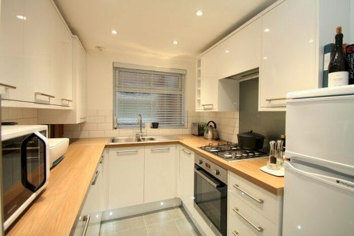 1 Bedroom Flat To Rent In Woodstock Gardens, Beckenham, BR3
