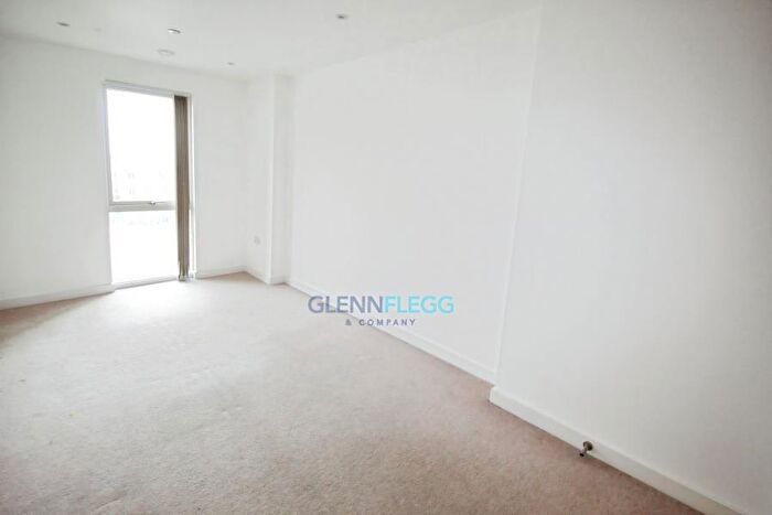 2 Bedroom Flat To Rent In Railway Terrace, Slough, Berkshire, SL2