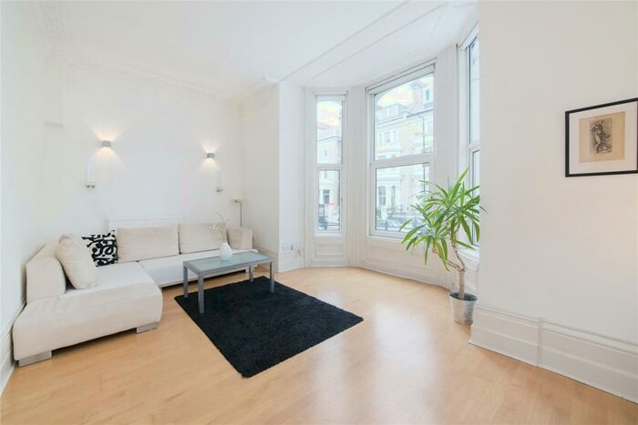 2 Bedroom Apartment To Rent In Redcliffe Gardens, Earls Court, London, SW10