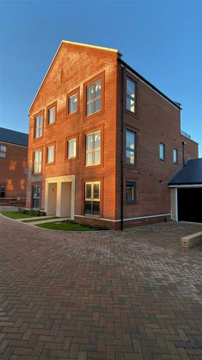 3 Bedroom Town House To Rent In Pecham Close, Kings Hill, ME19