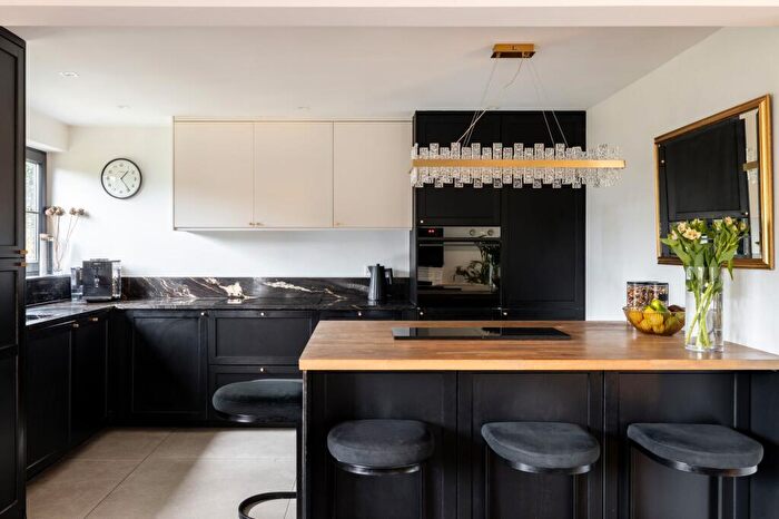 3 Bedroom Detached House For Sale In Wanderdown Way, Ovingdean, BN2