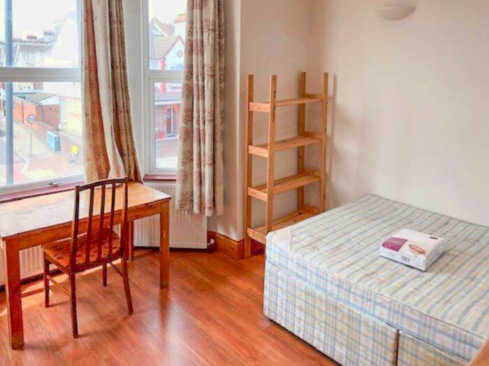 3 Bedroom Flat To Rent In Tooting Bec Road, Tooting Bec, London, SW17