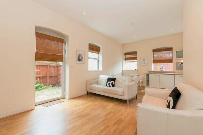 1 Bedroom Apartment To Rent In Holliday Wharf, Waterfront Walk, B1