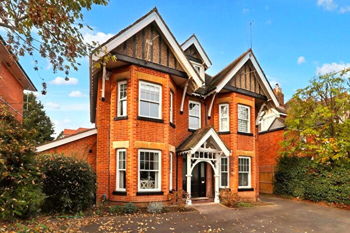 2 Bedroom Flat For Sale In Claremont Avenue, Woking, Surrey, GU22