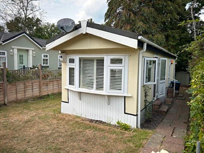 1 Bedroom Mobile/park Home For Sale In Fangrove Park, Lyne, Chertsey, KT16