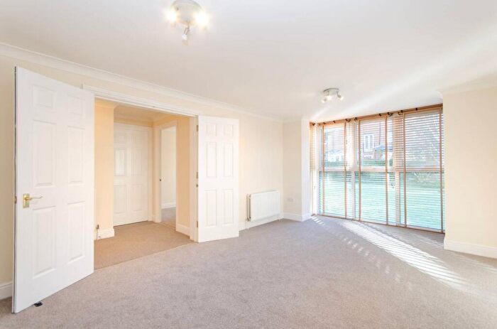 2 Bedroom Flat To Rent In Willesden Lane, Willesden Green, London, NW2