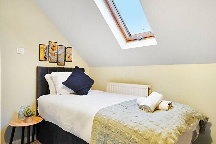 3 Bedroom Flat To Rent In Shinfield, RG7
