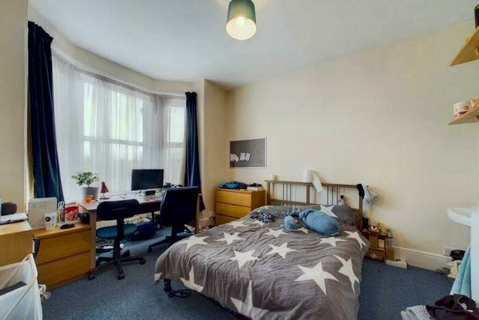 5 Bedroom House To Rent In High Road, Southampton, SO16