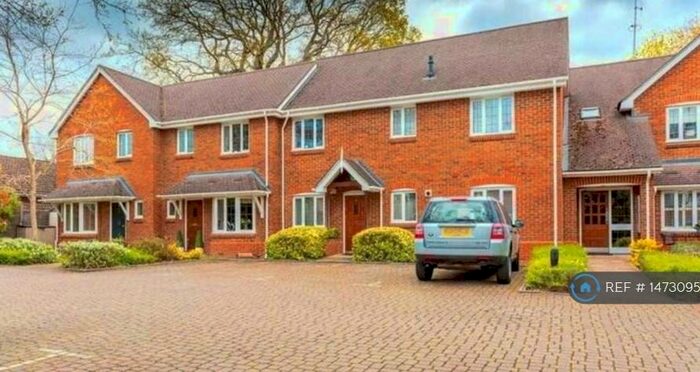 2 Bedroom Flat To Rent In Oakdale, Windlesham, GU20