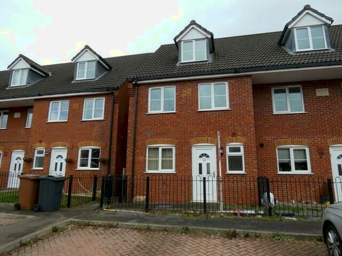 4 Bedroom Town House To Rent In Talbot Road, Wellingborough, Northamptonshire, NN8