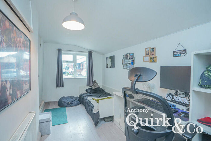 2 Bedroom Detached Bungalow For Sale In Thisselt Road, Canvey Island, SS8