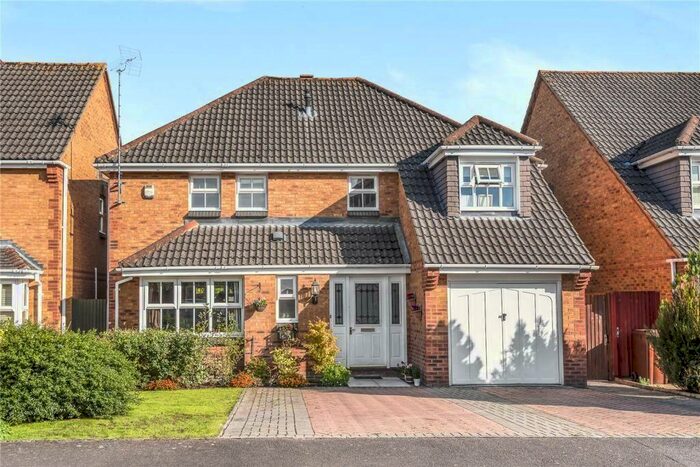 5 Bedroom House To Rent In Heather Gardens, GU14