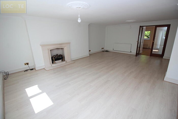 4 Bedroom Semi-Detached House To Rent In Roe Green, Worsley, Manchester, M28