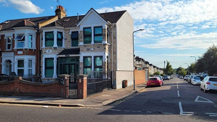 1 Bedroom Flat To Rent In The Drive, Cranbrook, Ilford, IG1