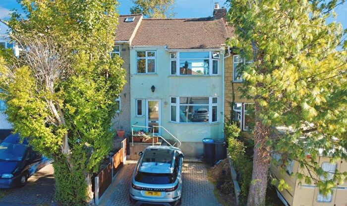 3 Bedroom Terraced House For Sale In Oliver Road, Nash Mills, HP3