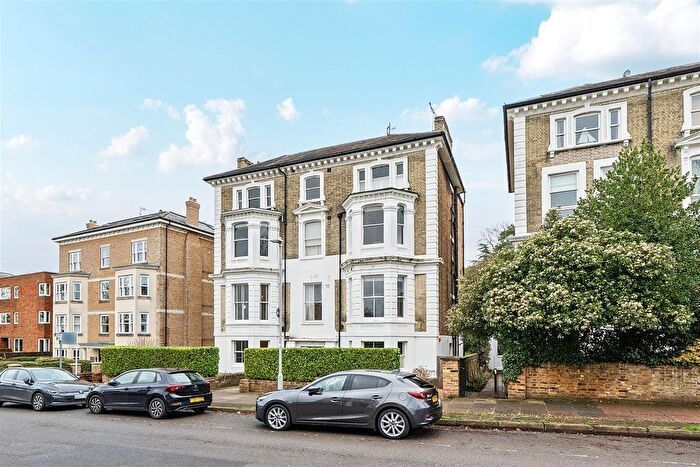 1 Bedroom Flat For Sale In Avenue Elmers, Surbiton, KT6
