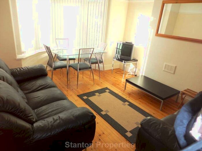 4 Bedroom Semi-Detached House To Rent In &# Pppw, Hanover Crescent, Victoria Park, M14