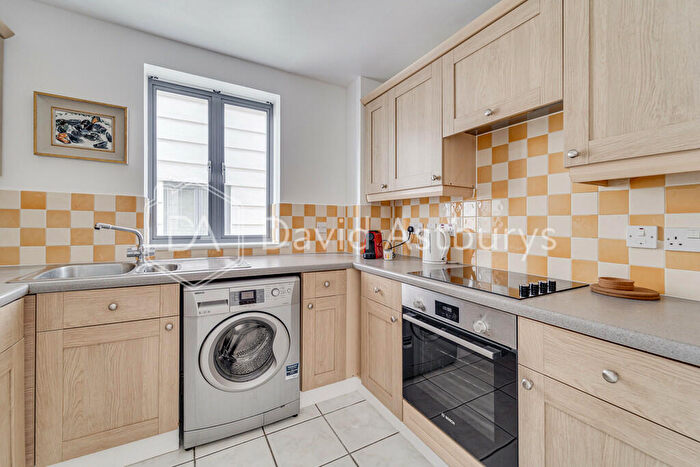 3 Bedroom Flat To Rent In Tollington Way, Holloway, London, N7