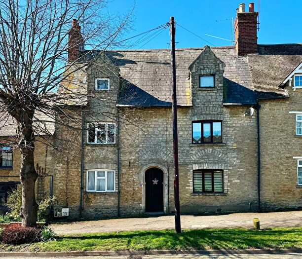 3 Bedroom Terraced House For Sale In Bridge Street, Brackley, West Northamptonshire, NN13