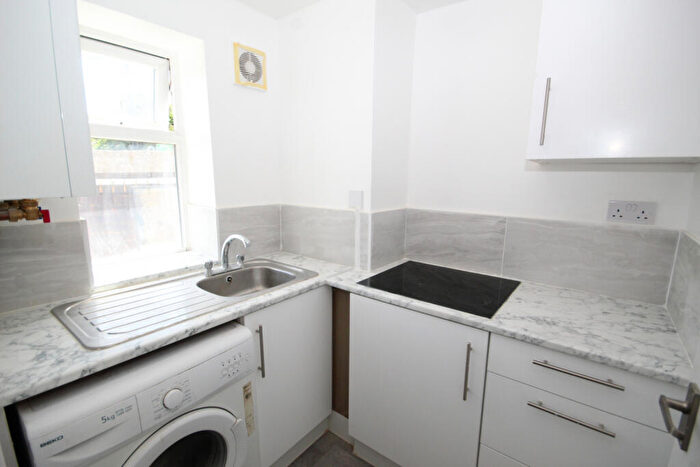 Flat To Rent In Park Avenue, London, NW10