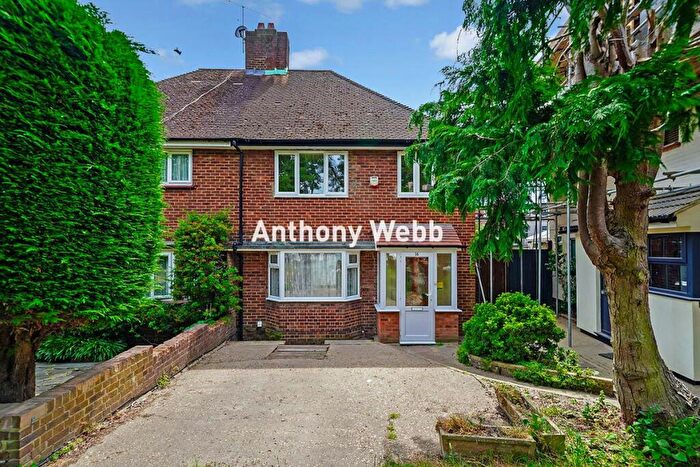 3 Bedroom House For Sale In Farndale Avenue, London, N13