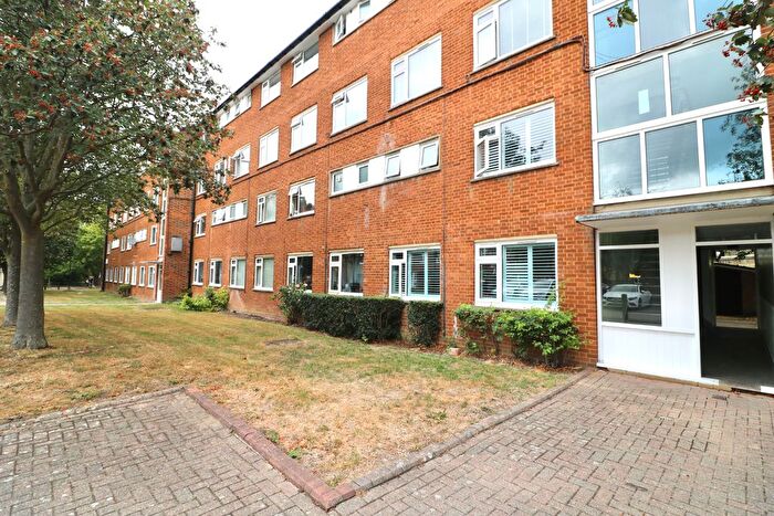 3 Bedroom Flat To Rent In Aldrington Road, London, SW16