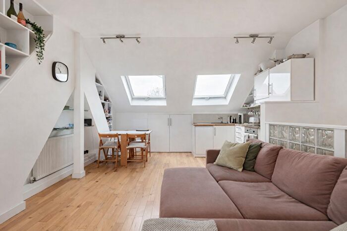 2 Bedroom Flat For Sale In Garratt Lane, Earlsfield, London, SW18
