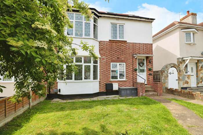 2 Bedroom Flat To Rent In Tudor Gardens, Southend-on-sea, SS3