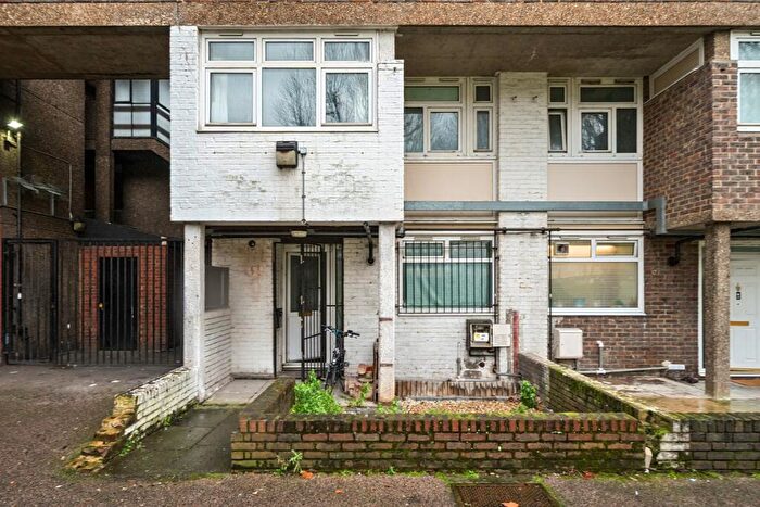 3 Bedroom Maisonette For Sale In Old Montague Street, London, E1