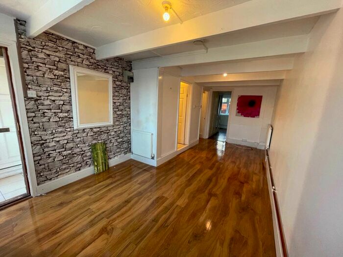 1 Bedroom Flat To Rent In Savernake Close, Reading, RG30