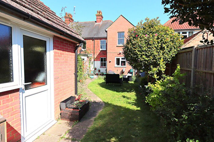 3 Bedroom Semi-Detached House For Sale In Elmsleigh Road, Farnborough, GU14
