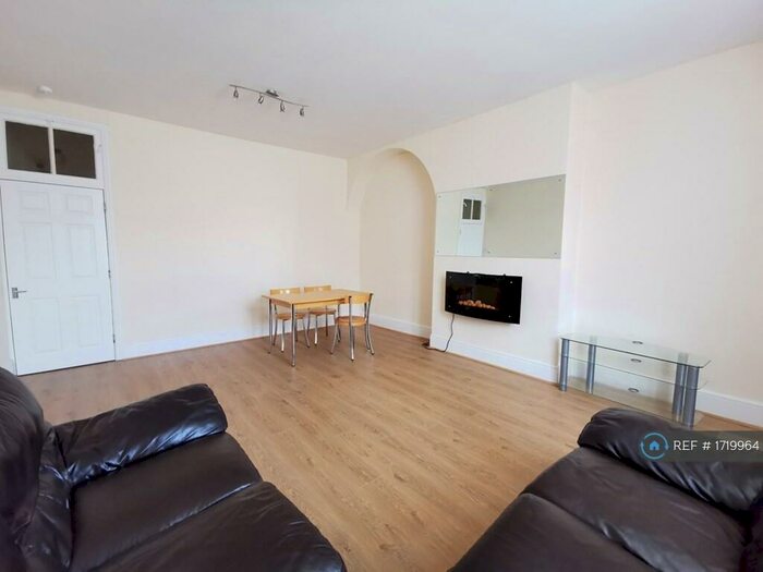 2 Bedroom Flat To Rent In High Street, Camberley, GU15