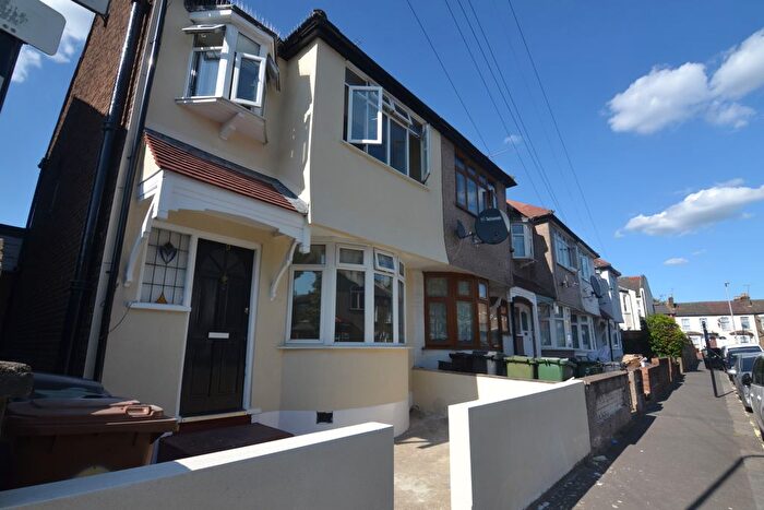 4 Bedroom Semi-Detached House To Rent In Wilmot Road, Leyton, E10