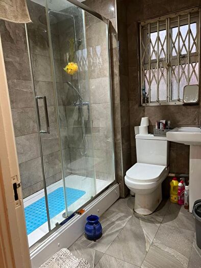 2 Bedroom Flat For Sale In Flat, Honeysuckle Court, Hyacinth Close, Ilford, IG1