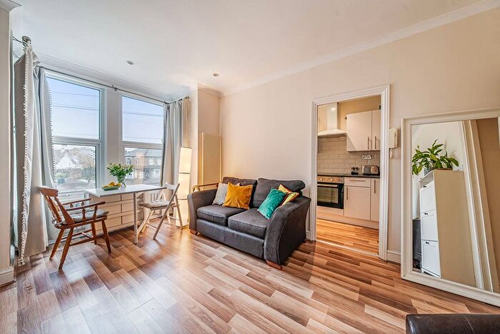 1 Bedroom Flat To Rent In Woodside Green, South Norwood, London, SE25