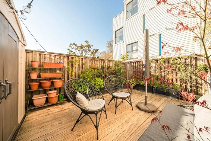 2 Bedroom Flat For Sale In Ecclesbourne Road, Islington, N1