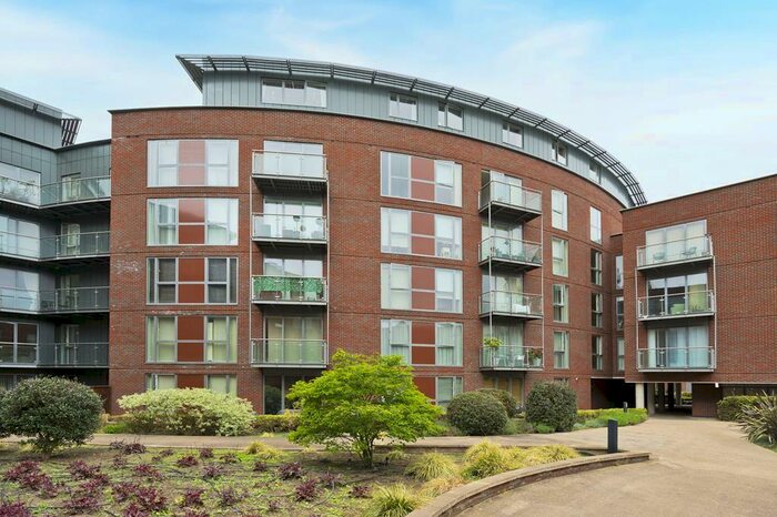 2 Bedroom Flat To Rent In The Heart, New Zealand Avenue, KT12